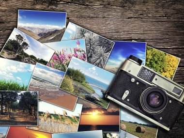 eski vintage fotoğraf makinesi ve fotoğraf ahşap arka plan üzerinde