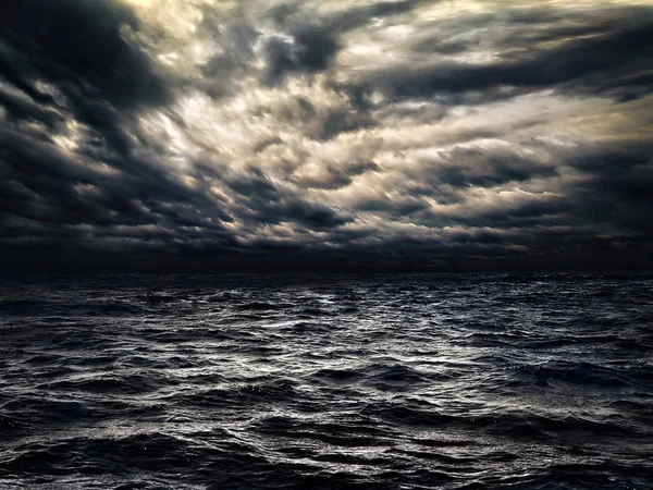 Mer sombre et orageuse avec un ciel nuageux spectaculaire Photos De Stock Libres De Droits