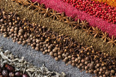 Masaya saçılmış baharat koleksiyonu. Etiket dekorasyonu için baharat arkaplanı