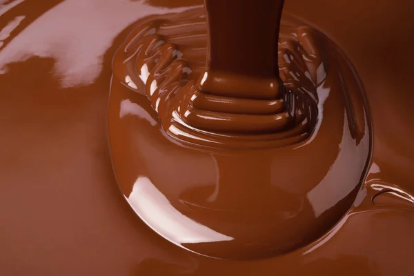Turbinare Cioccolata Calda Sciroppo Dolce Fluente Sfondo Cioccolato Fondente — Foto Stock