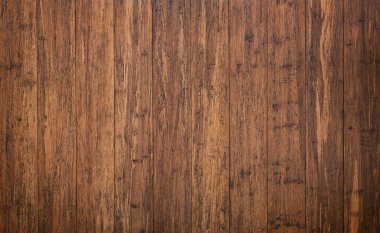 Eski yüzeyi, kahverengi kalasları olan rustik ahşap masa. 