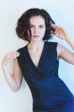 siyah elbiseli bir kız portresi