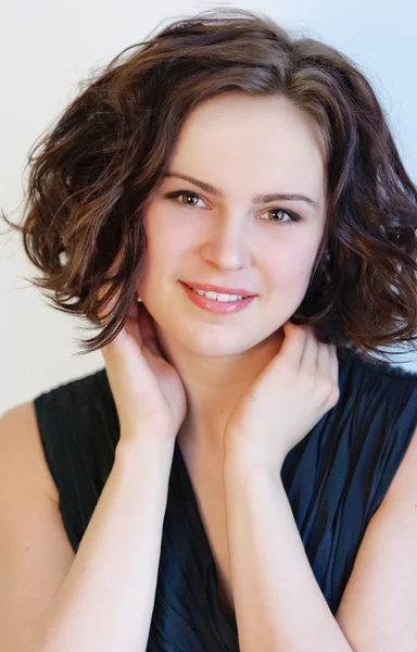 siyah elbiseli bir kız portresi