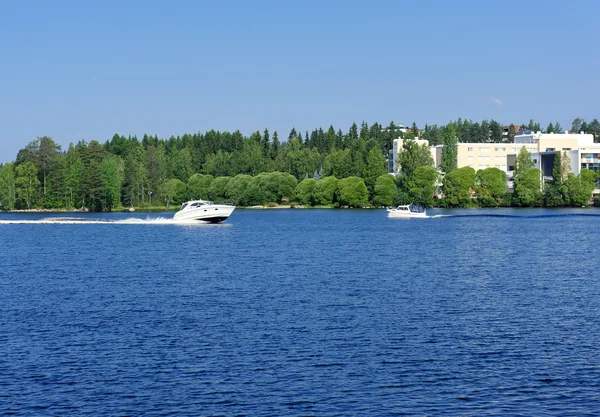 Bateau naviguant dans le lac — Photo