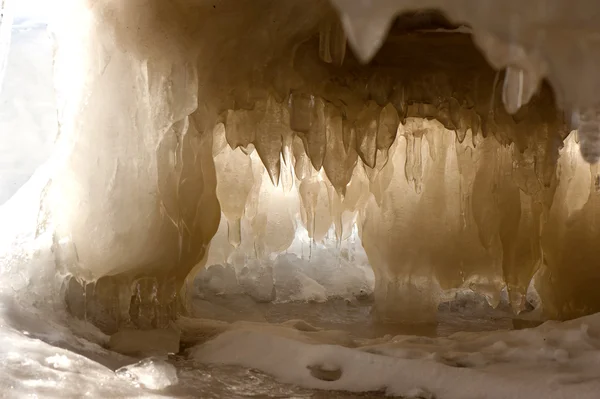 Ледяная пещера зимой — стоковое фото