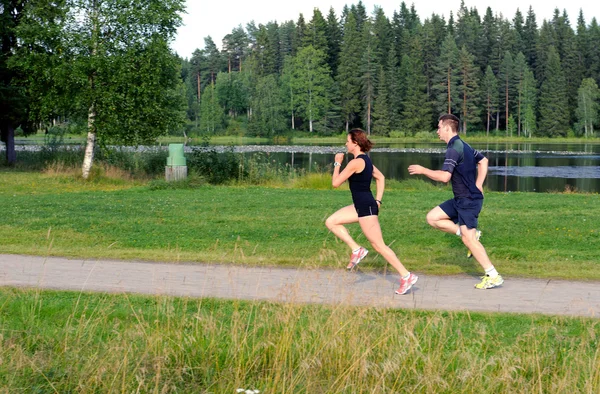 室外跑步对年轻夫妇 — 图库照片