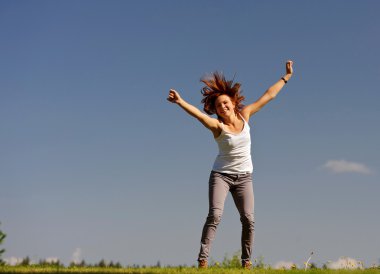 genç bir kadın dışarı atlama