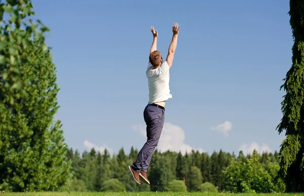 Jonge man springen buiten — Stockfoto