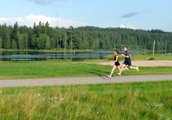 Νεαρό ζευγάρι τρέχει έξω από — Φωτογραφία Αρχείου