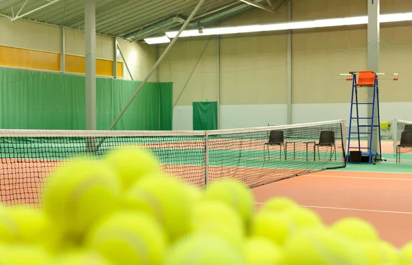 Куча теннисных мячей в корзине — стоковое фото