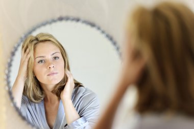 Güzel genç kadın saç yapıyor