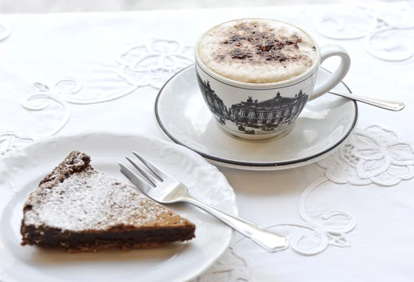 Кофе и шоколадный торт — стоковое фото