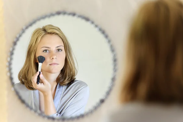 Hermosa joven haciendo maquillaje —  Fotos de Stock