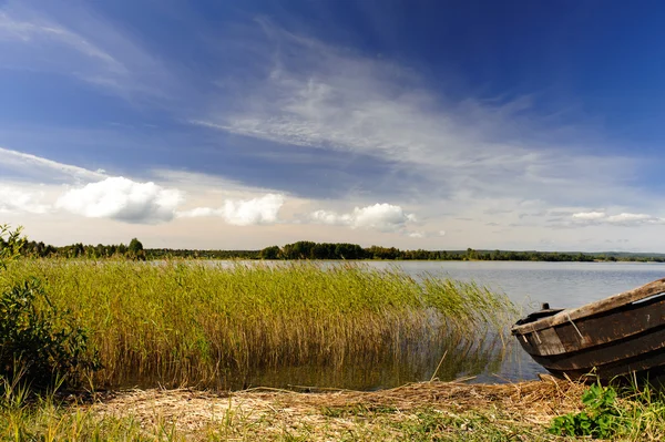 Bateau en bois sur le lac — Photo