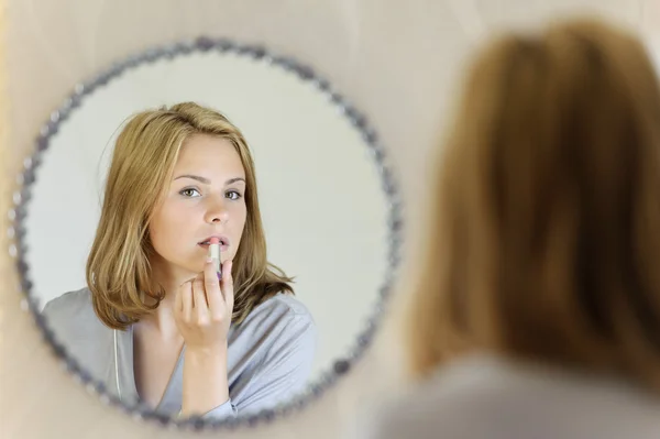 Krásná mladá žena, která dělá make-up — Stock fotografie