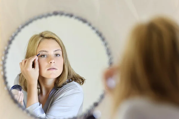 Hermosa joven haciendo maquillaje —  Fotos de Stock