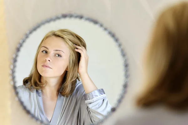 Belle jeune femme faisant des cheveux — Photo