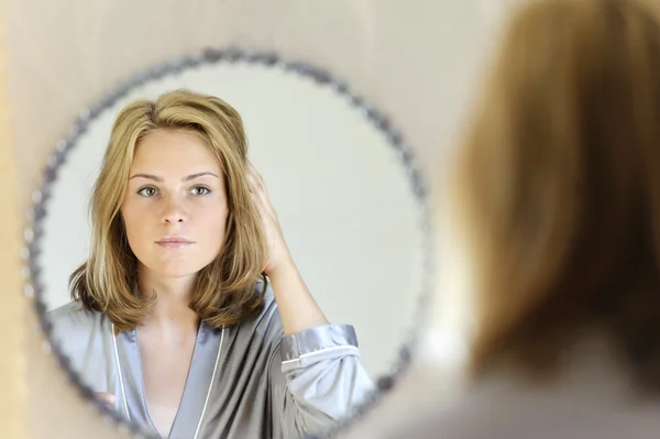 Belle jeune femme faisant des cheveux — Photo