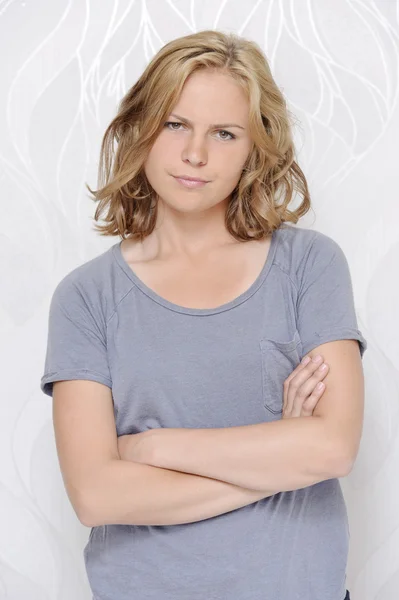 memnun genç bir kadın portresi