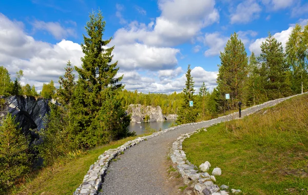 Hermoso camino bordeado de piedras — Foto de Stock