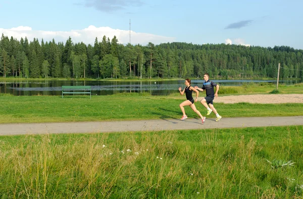 Pareja joven corriendo afuera — Foto de Stock