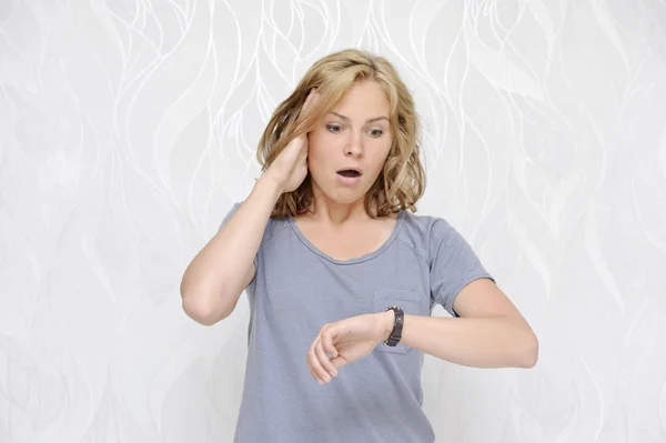 Genç kadın geç kaldığım ona bakarak