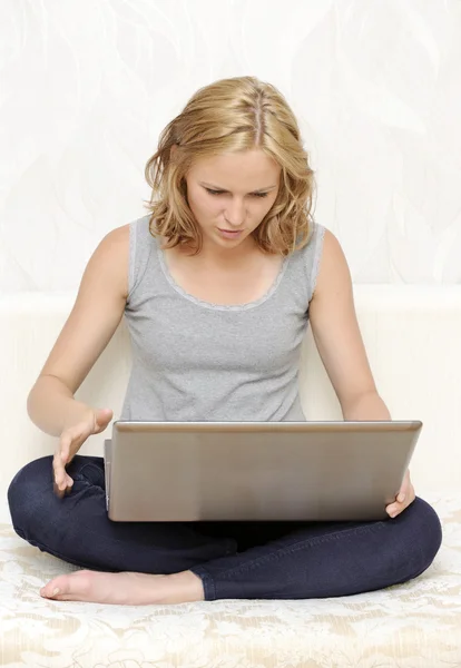 Sorpresa giovane donna guardando lo schermo del computer portatile — Foto Stock