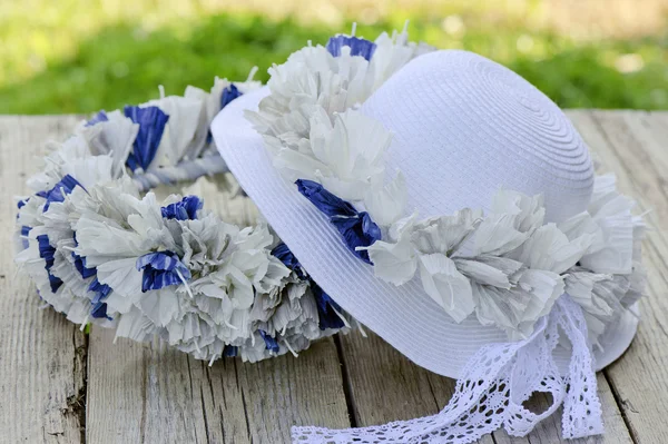 Wreath and hat on a table outside — Stock Photo, Image