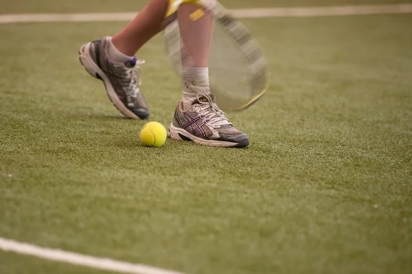 Tenis piernas de jugador y pelota de tenis —  Fotos de Stock