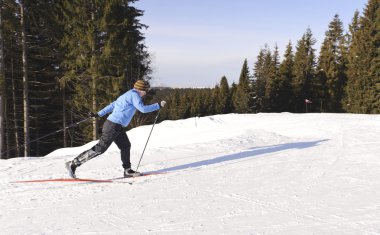 parkta bir yürüyüş üzerinde kayakçı