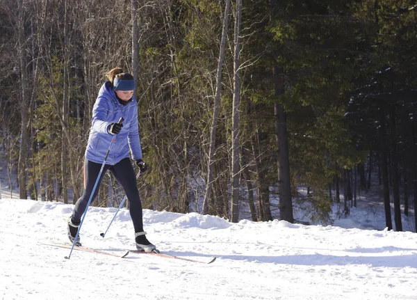 Skifahrer beim Spaziergang im Park — Stockfoto