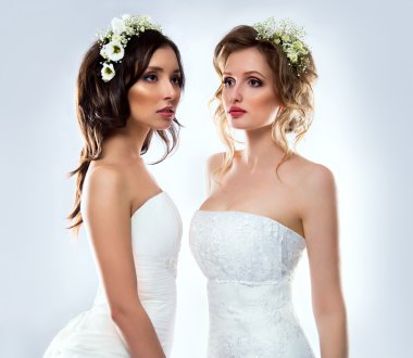 Kafasına çiçekli beyaz gelinlik giyen güzel gelin