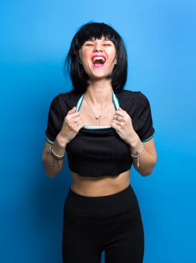 Komik kadın portre mavi zemin üzerine