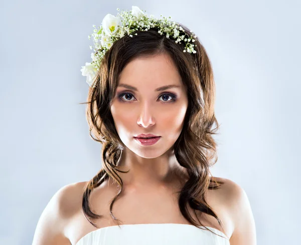 美しい花嫁彼女の頭の上の花と白いウェディング ドレスを着て — ストック写真