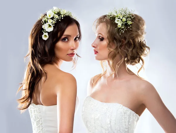 Bela noiva vestindo vestido de noiva branco com flores na cabeça — Fotografia de Stock