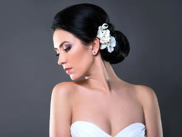 美しい花嫁彼女の花と白いウェディング ドレスを着て — ストック写真