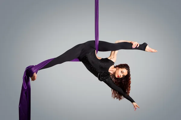 Hermosa bailarina en seda aérea, contorsión aérea, ribbo aéreo — Foto de Stock