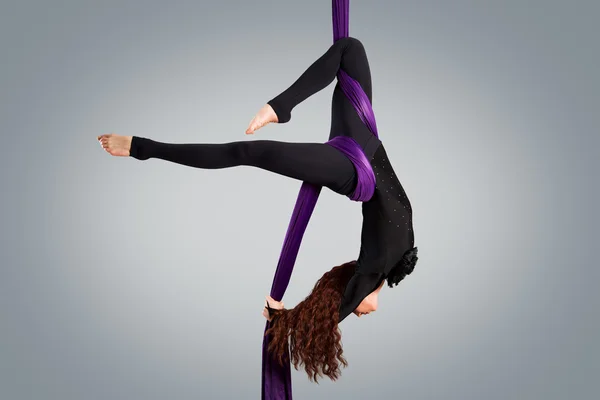 Hermosa bailarina en seda aérea, contorsión aérea, ribbo aéreo —  Fotos de Stock