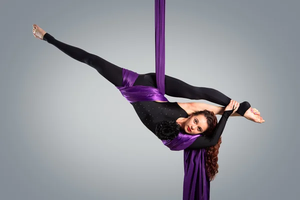 Hermosa bailarina en seda aérea, contorsión aérea, ribbo aéreo — Foto de Stock