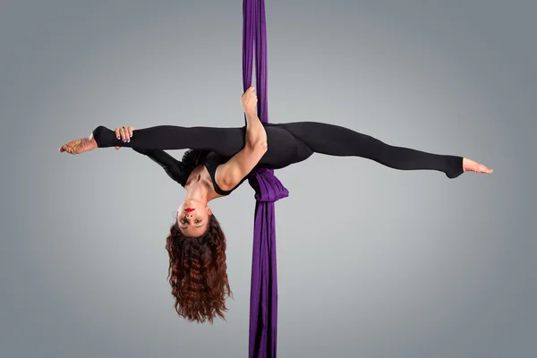 Hermosa bailarina en seda aérea, contorsión aérea, ribbo aéreo —  Fotos de Stock