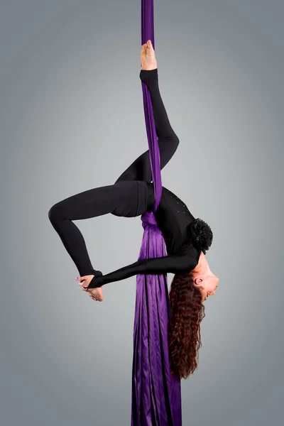 Hermosa bailarina en seda aérea, contorsión aérea, ribbo aéreo — Foto de Stock