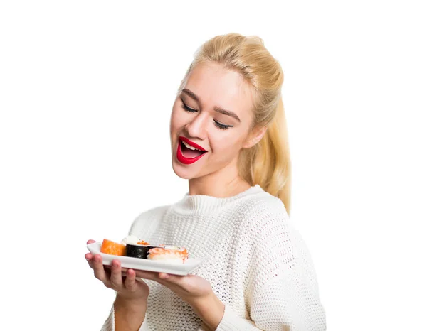 Fille aux cheveux blancs manger des sushis avec une baguette, isolé — Photo