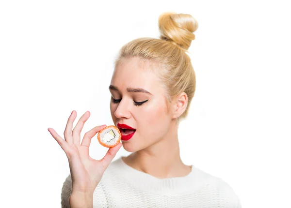 Menina de cabelos brancos comendo sushi com pauzinhos, isolado — Fotografia de Stock