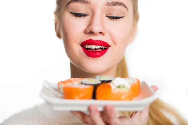 Fille aux cheveux blancs manger des sushis avec une baguette, isolé — Photo