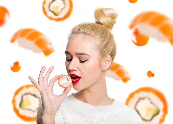 Beyaz saçlı kız suşi izole bir çubukla yemek