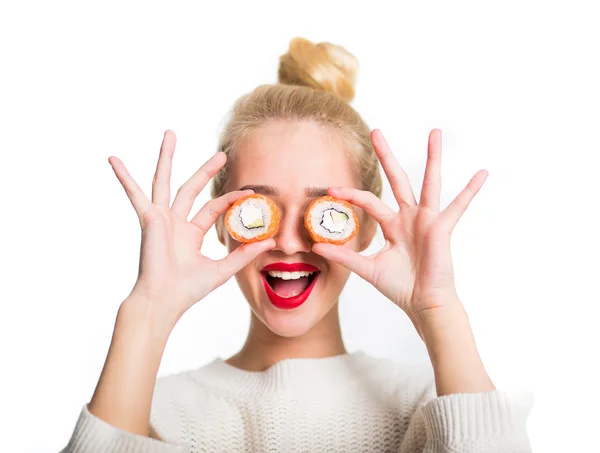 Menina de cabelos brancos comendo sushi com pauzinhos, isolado — Fotografia de Stock