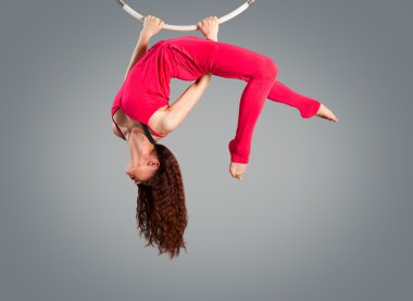 Ten rengi takım akrobatik sirk halkası üzerinde plastik güzel kız jimnastikçi. Hava yüzük.