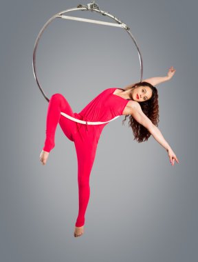 Ten rengi takım akrobatik sirk halkası üzerinde plastik güzel kız jimnastikçi. Hava yüzük.