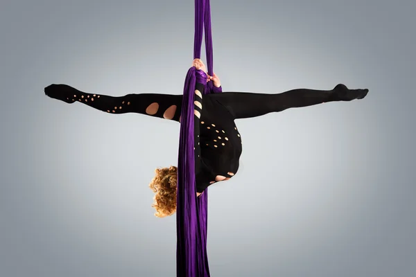 Hermosa bailarina en seda aérea, contorsión aérea, cintas aéreas, seda aérea, tejidos aéreos, tela, cinta, tejido —  Fotos de Stock