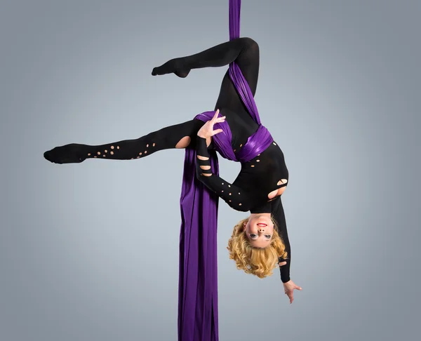 Beautiful dancer on aerial silk, aerial contortion, aerial ribbons, aerial silks, aerial tissues, fabric, ribbon, tissue — Stock Photo, Image